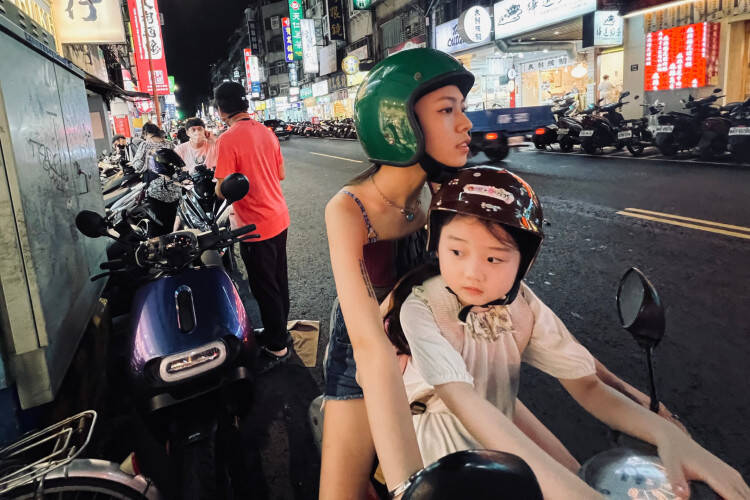 














































    
    
    
    
        
    
    
        
    










    Bande-annonce du film Left-Handed Girl


