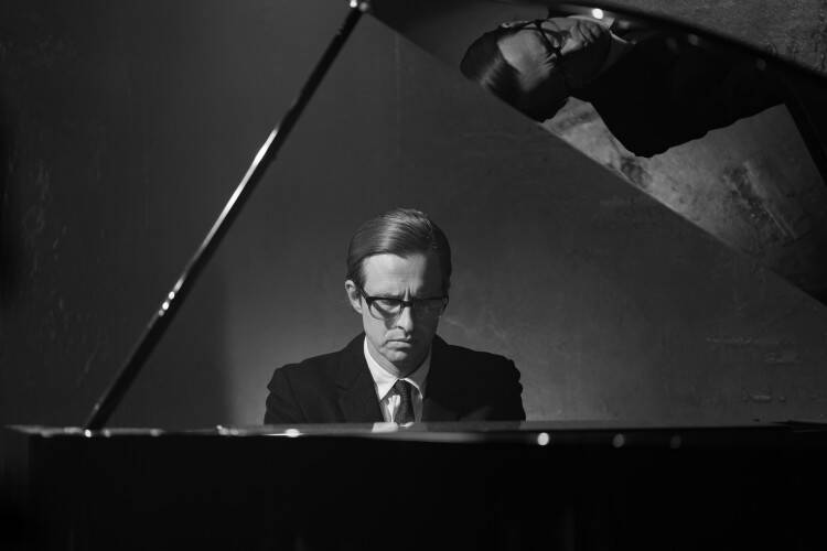 














































    
    
    
    
        
    
    
        
    










    Bande-annonce du film Everybody Digs Bill Evans


